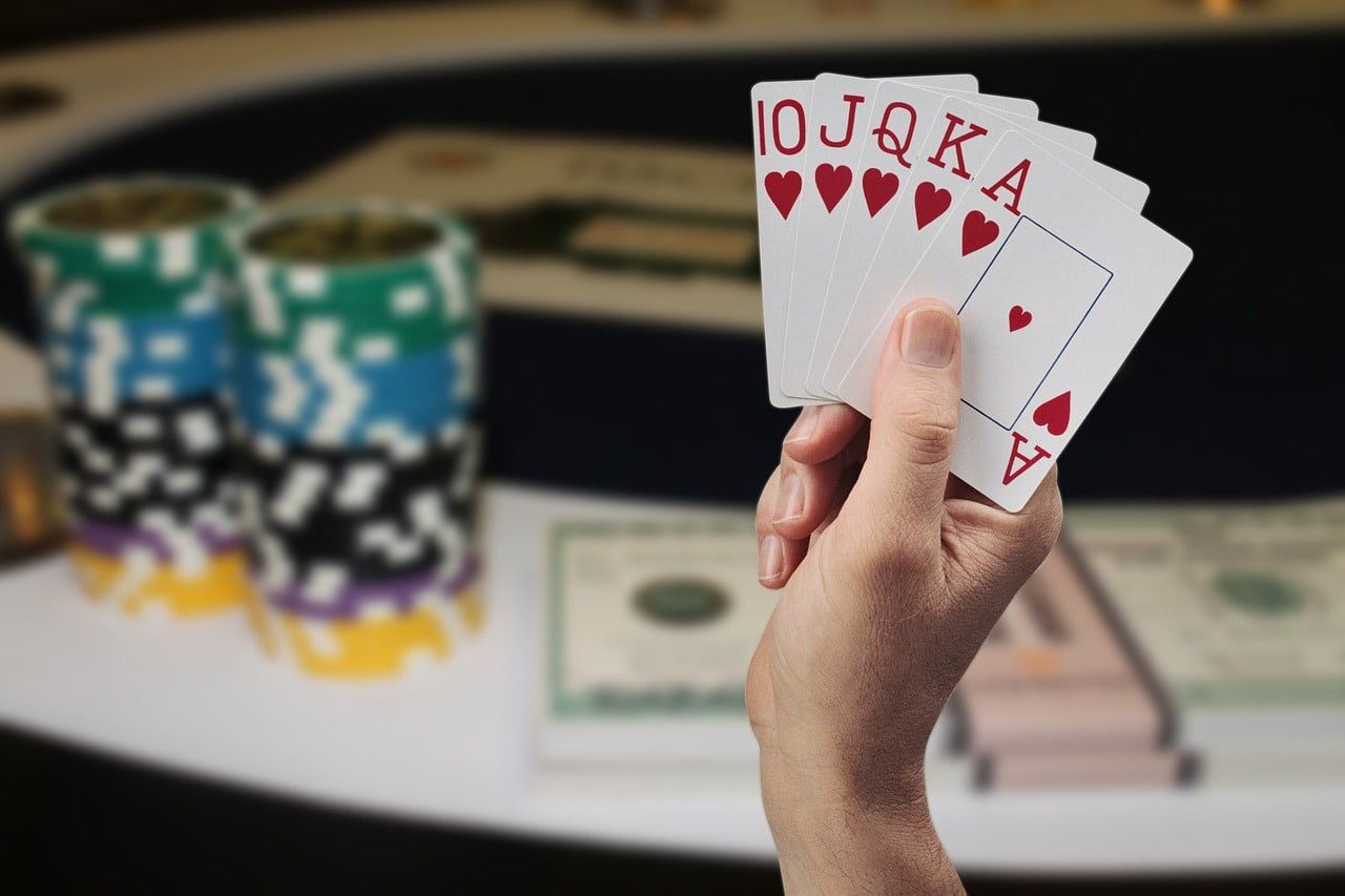 Antarmuka aplikasi supervegas menampilkan halaman beranda dengan permainan slot Aviator, Sweet Bonanza, dan Gates of Olympus
